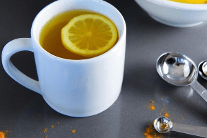 uống tinh bột nghệ với nước ấm