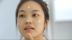 chấm kem lên mặt