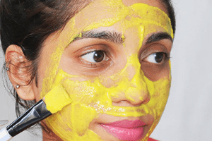 làn da sáng mịn nhờ tinh nghệ và bột gạo