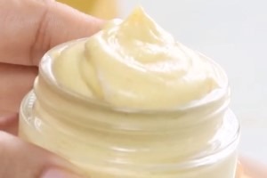 kem dưỡng ẩm tinh nghệ vàng