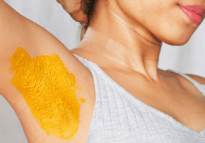 tinh bột nghệ trị thâm nách