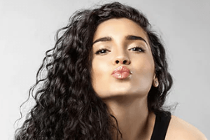 cách trị môi khôi nứt nẻ căng mọng bằng mật ong