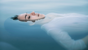 ngâm mình trong nước