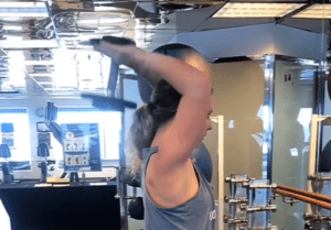 đấy tạ phía sau