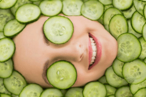 đắp mặt nạ dưa leo