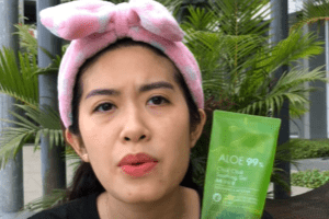 đắp mặt nạ nha đam