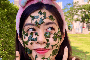 đắp mặt nạ rau diếp cá