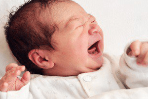 trẻ khóc đêm