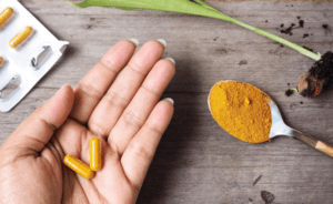 sử dụng bao nhiêu tinh bột nghệ mỗi ngày