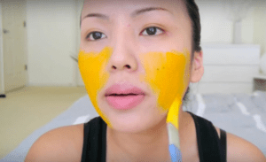 đắp mặt nạ tinh bột nghệ