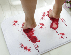 thảm hình bàn chân máu kinh dị