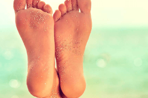 trị nứt gót chân bằng tinh bột nghệ đen