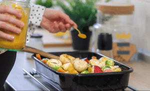 cho bột nghệ vào thức ăn